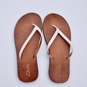 clarks spa flip flops